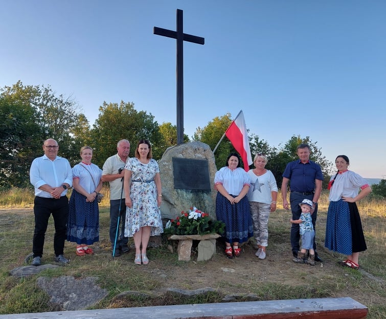 Złożenie kwiatów pod kamieniem upamiętniającym poległych powstańców