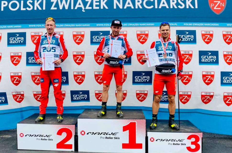 Mistrz Polski Dominik Bury (w środku) i wicemistrz Polski Kamil Bury (z lewej) na podium zawodów (foto: PZN facebook)