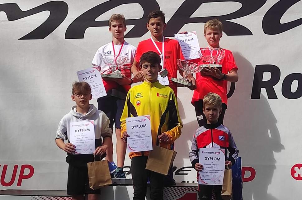 Na podium zawodów Marwe Cup Szymon Zawada (pierwszy) Filip Juroszek (drugi) i Mateusz Bury (trzeci) (foto: MKS Istebna)