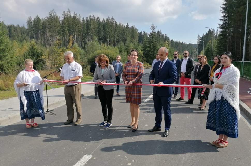 Uroczyste otwarcie przecięcia wstęgą nowo rozbudowanego fragmentu drogi gminnej Zaolzie etap II