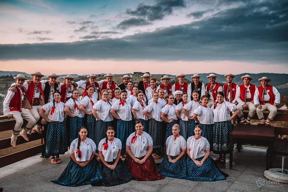 Zespół Regionalny Istebna z Istebnej w strojach góralskich