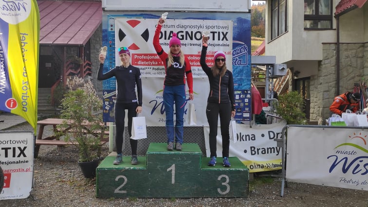 Anna Kaczmarzyk na podium w swej kategorii wiekowej, na miejscu 2 i 3 dwie inne panie