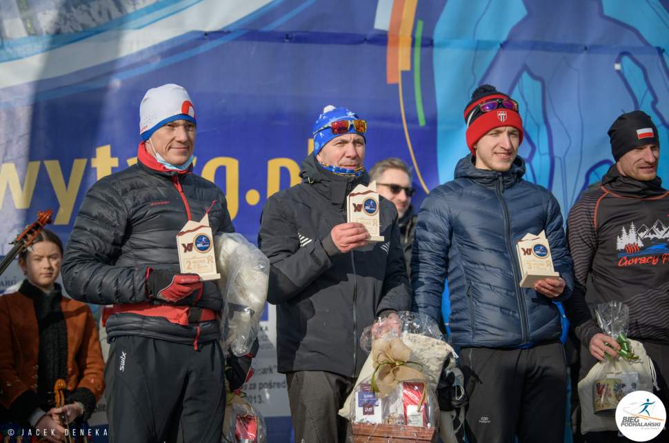 Jan Łacek (w środku) na podium Biegu (foto: Bieg Podhalański facebook)