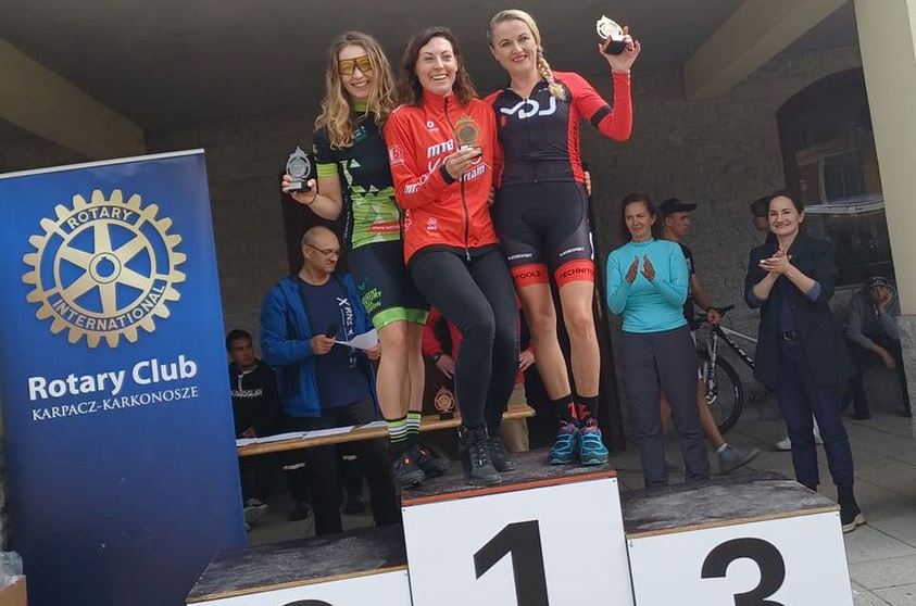 Anna Kaczmarzyk i dwie inne zawodniczki na podium