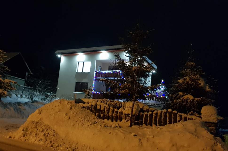 Nocny widok domu z zewnątrz