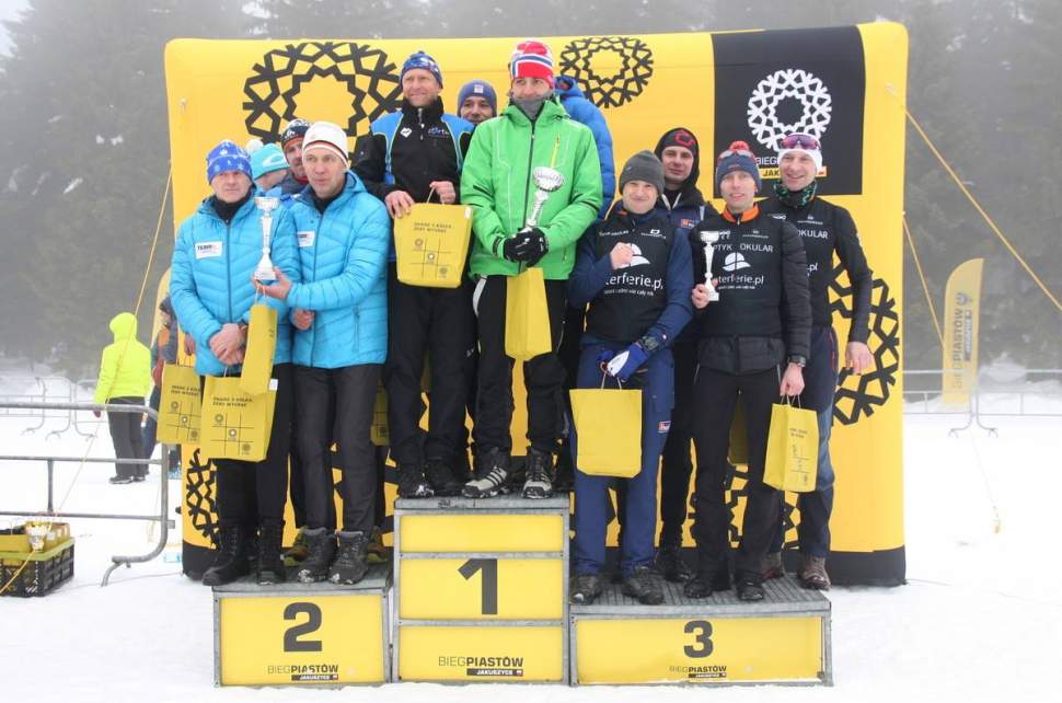 Sztafeta Vexa Team na drugim stopniu podium