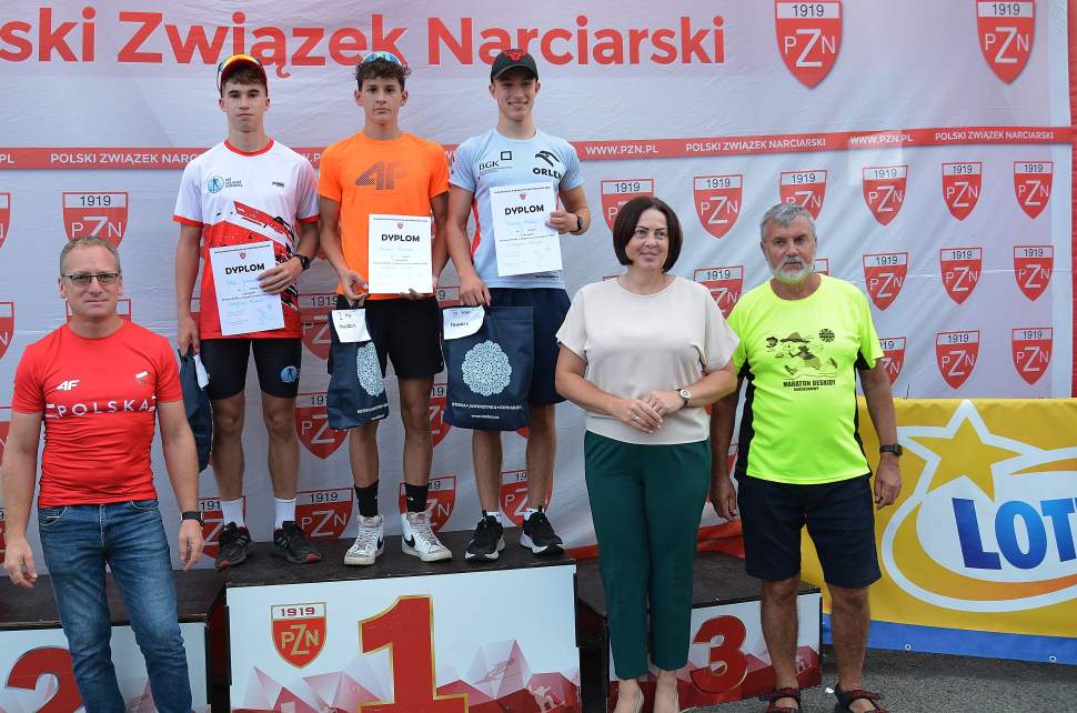 Podium kategorii Młodzików