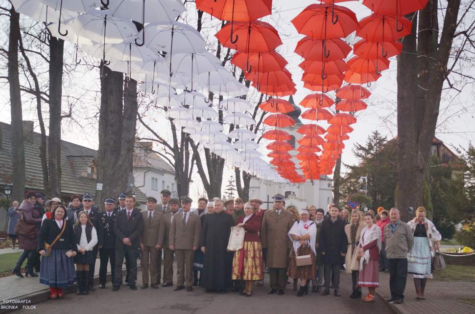 Zdjęcie grupowe uczestników obchodu święta.