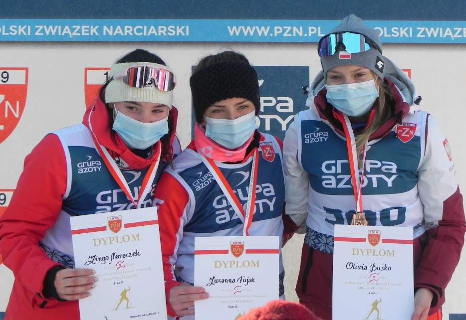 Zuzanna Fujak na podium (w środku)