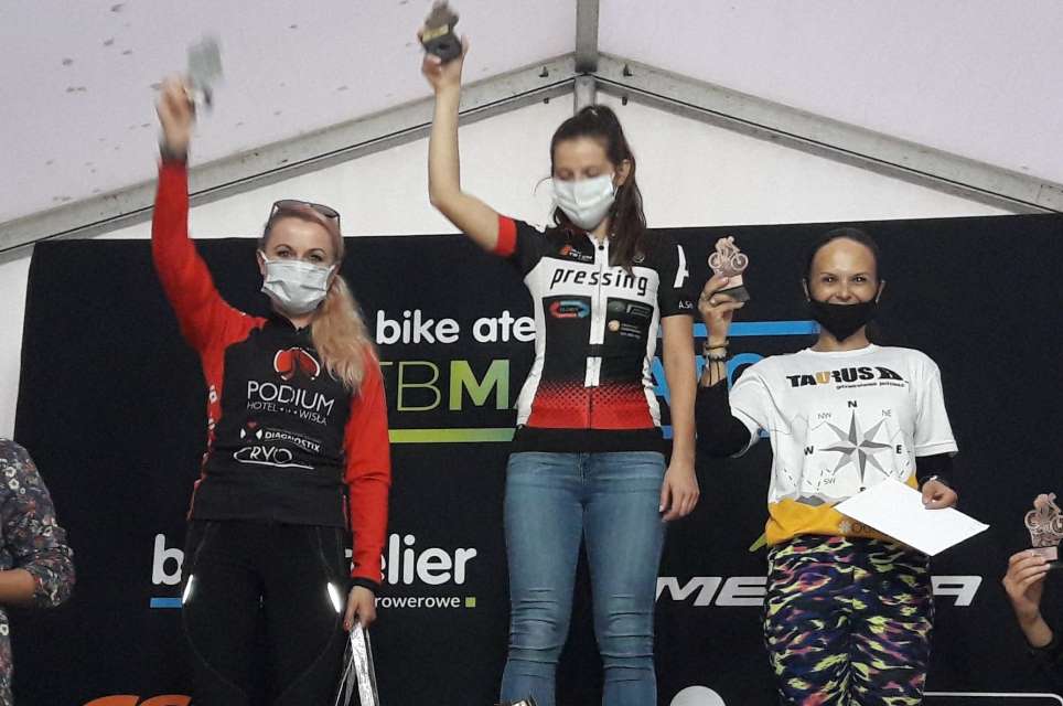 Wielki finał Bike Atelier MTB Maratonu w Dąbrowie Górniczej; na podium:W kategori k3 pierwsze Agnieszka Sitarek, druga Anna Kaczmarzyk, trzecia Anna Fialkiewicz; klasyfikacja generalna cyklu