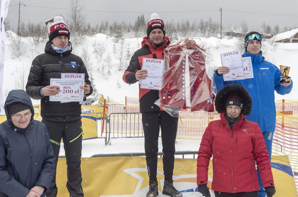 zawodnicy na podium