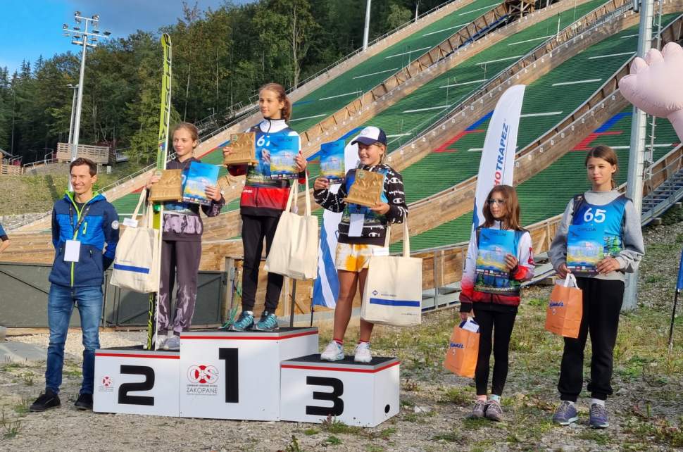 Oliwia Bury na drugim stopniu podium w towarzystwie Kamila Stocha