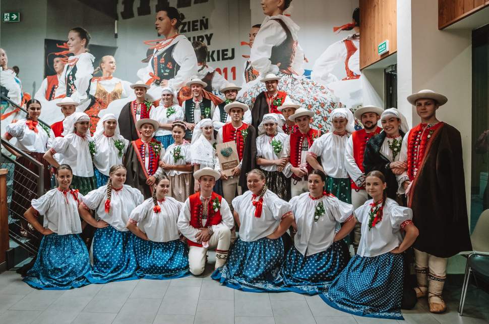 Członkowie ZespołU regionalnego Istebna w strojach góralskich z nagrodą Srebrne Żywieckie Serce