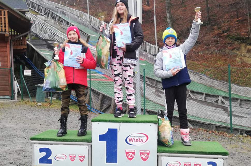 Na podium w środku Natalia Łupieżowiec a po lewej Oliwia Bury