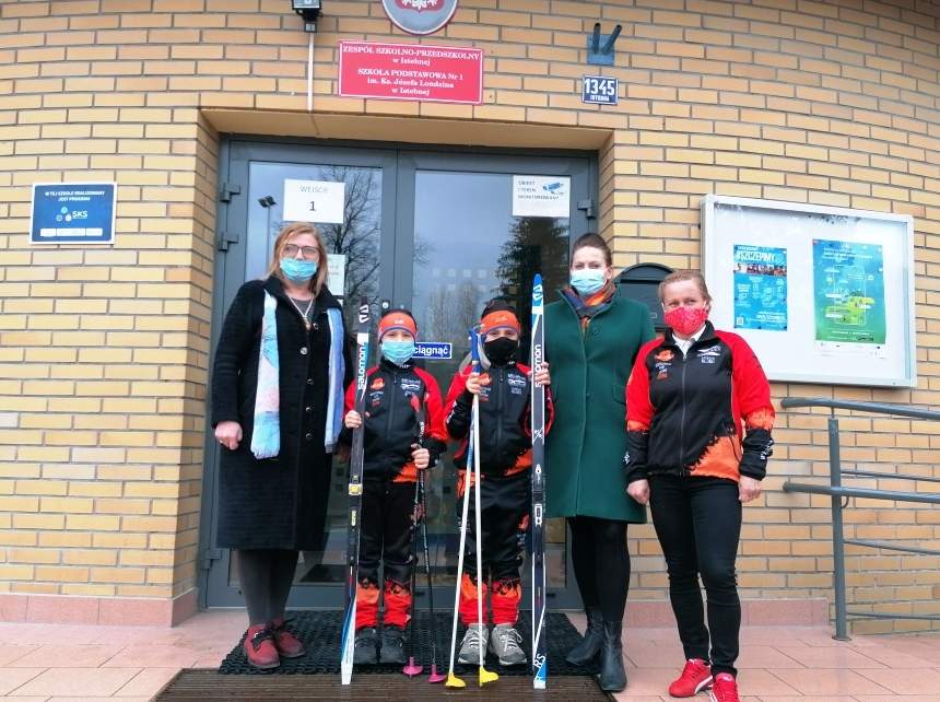 Na zdjęciu od lewej: dyr. ZSP Danuta Haratyk-Woźniczka, uczniowie: Jan Bielesz i Tomasz Fiedor, Łucja Michałek - Wójt Gminy Istebna, Małgorzata Galej - trener.