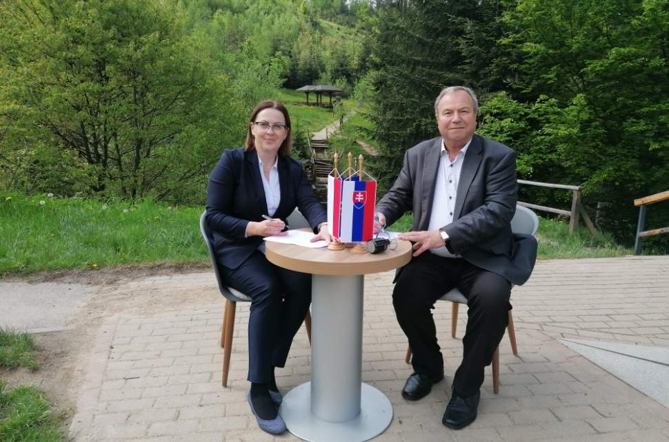 Wójt gminy Istebna Łucja Michałek i starosta gminy Cierne na Słowacji Pavel Gomola, podczas podpisania umowy na Trójstyku; w tle drzewa.