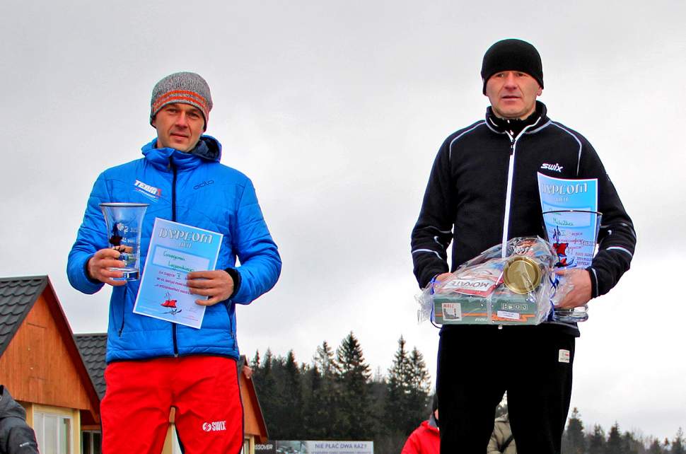 Piotr Michałek (z prawej) i Grzegorz Legierski na podium ubiegłorocznego Biegu o Bruclik (foto archiwum)