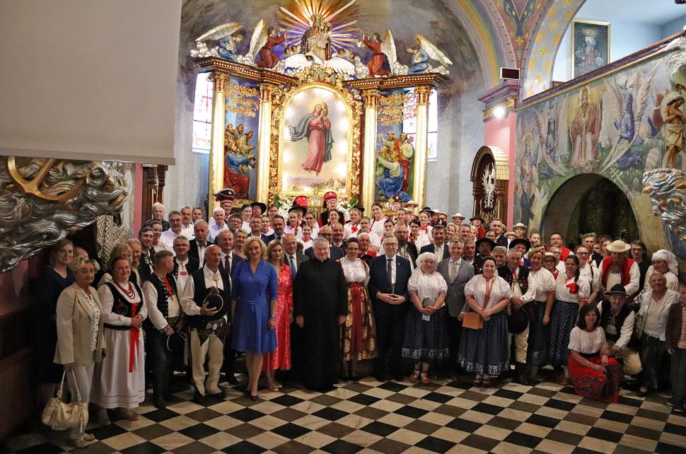 Uczestnicy uroczystości w kościele Dobrego Pasterza w Istebnej