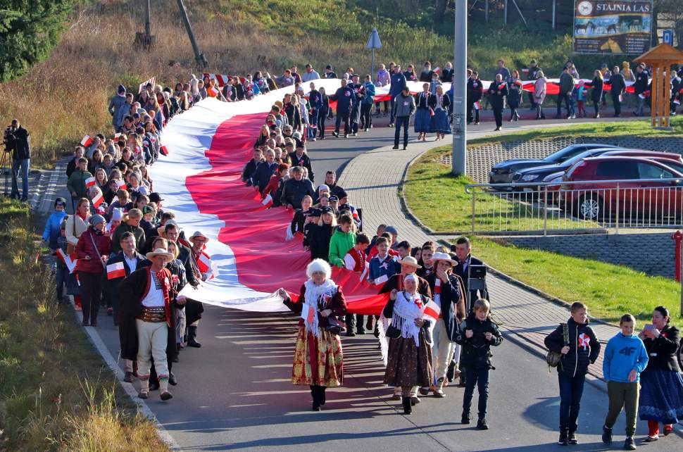 Przemarsz ze 100 metrową flagą