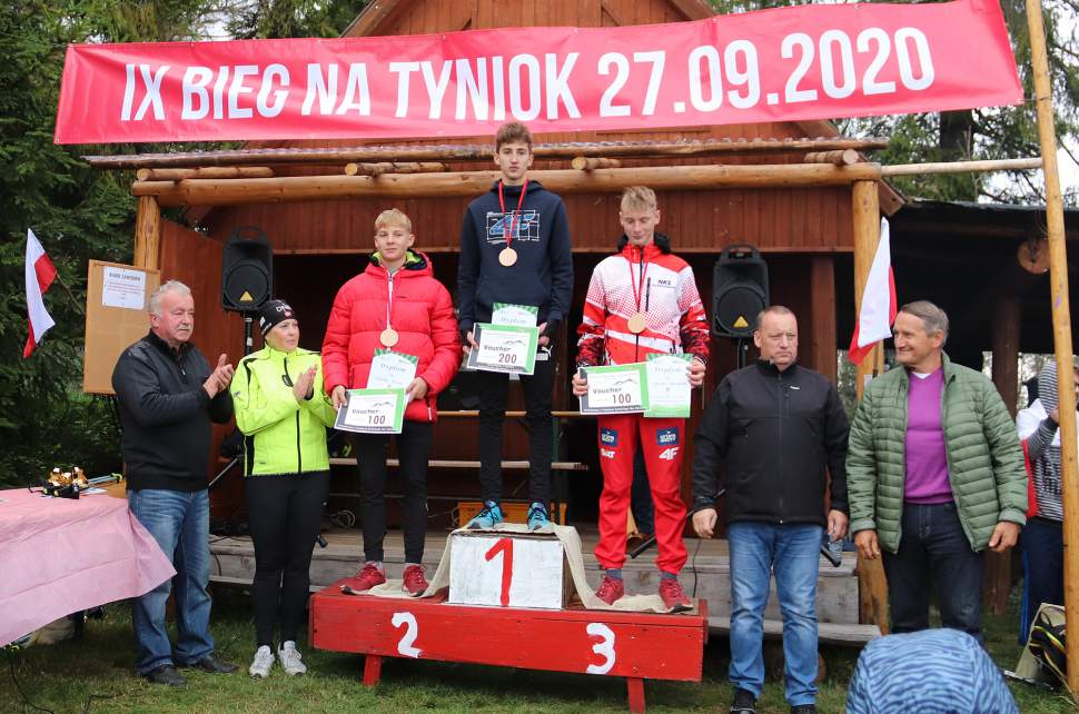 Zdjęcie przedstawia zwycięzców kategorii wiekowej Mężczyźni 2002-2006 - Błażej Haratyk 1 miejsce, Kacper Solawa 2 miejsce, Jakub Szkawran 3 miejsce w otoczeniu wręczających nagrody oficjeli