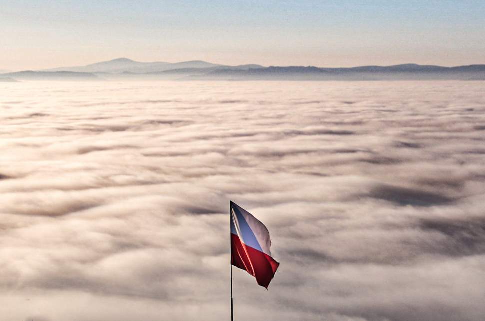 Biało-czerwona flaga na Ochodzitej, w tle morze mgły