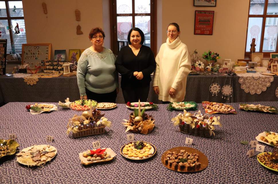 Jury konkursu w składzie Justyna Haratyk, Irena Tyc i Łucja Dusek oraz nagrodzone wypieki