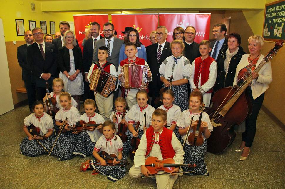 Uczestnicy uroczystości przywrócenia placówki