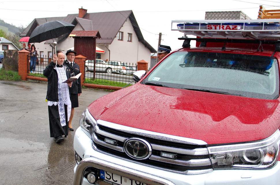 Poświęcenie nowego samochodu strażackiego