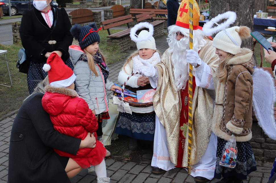 Święty Mikołaj z aniołkami rozmawia z dziećmi