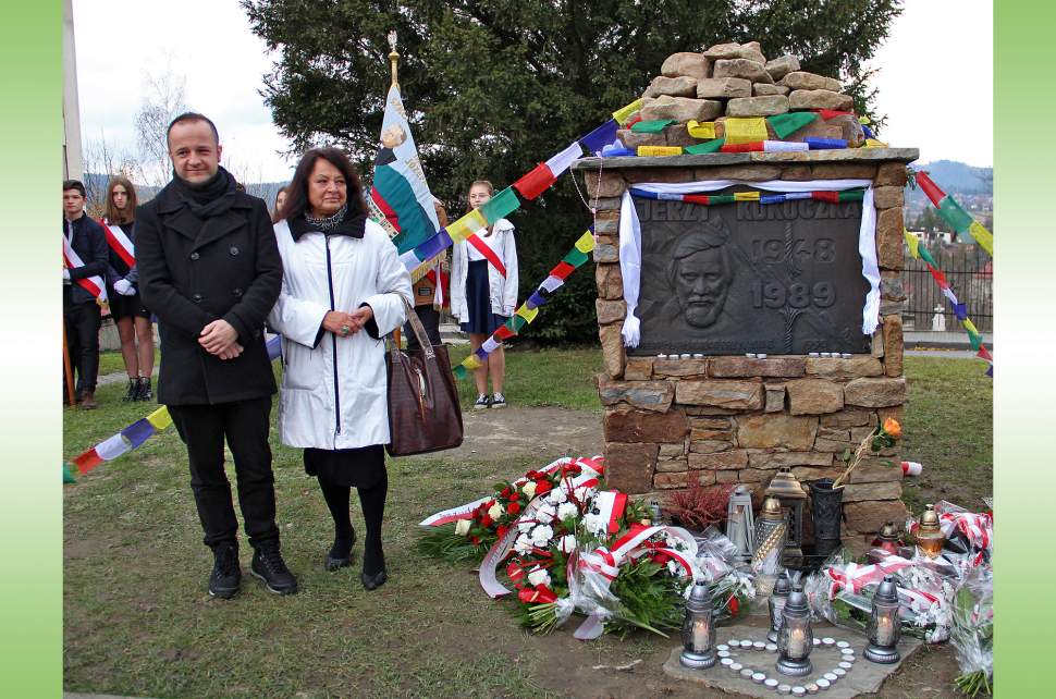 Małżonka Cecylia i syn Wojciech przy nowo odsłoniętym pomniku Jerzego Kukuczki