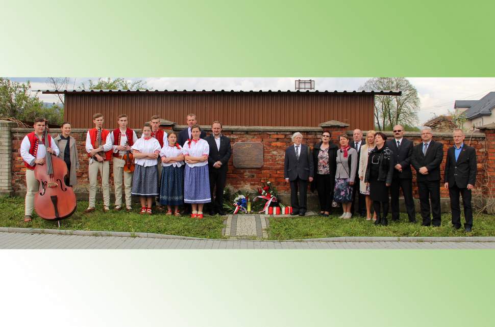 Pod tablicą ku czci pomordowanych w Jabłonkowie