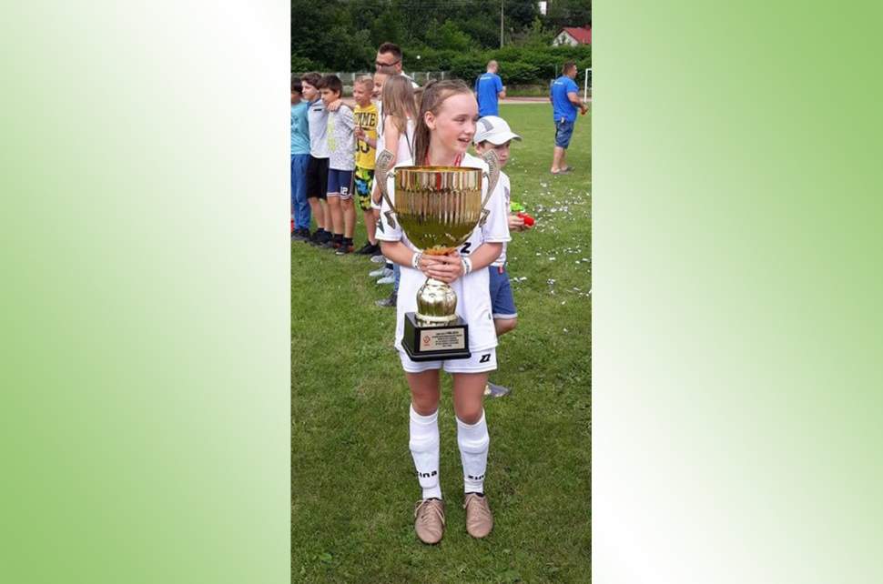 Kinga Legierska (na zdjęciu z pucharem za zwycięstwo w rozegranych w czerwcu finałach Mistrzostw Polski U-13)