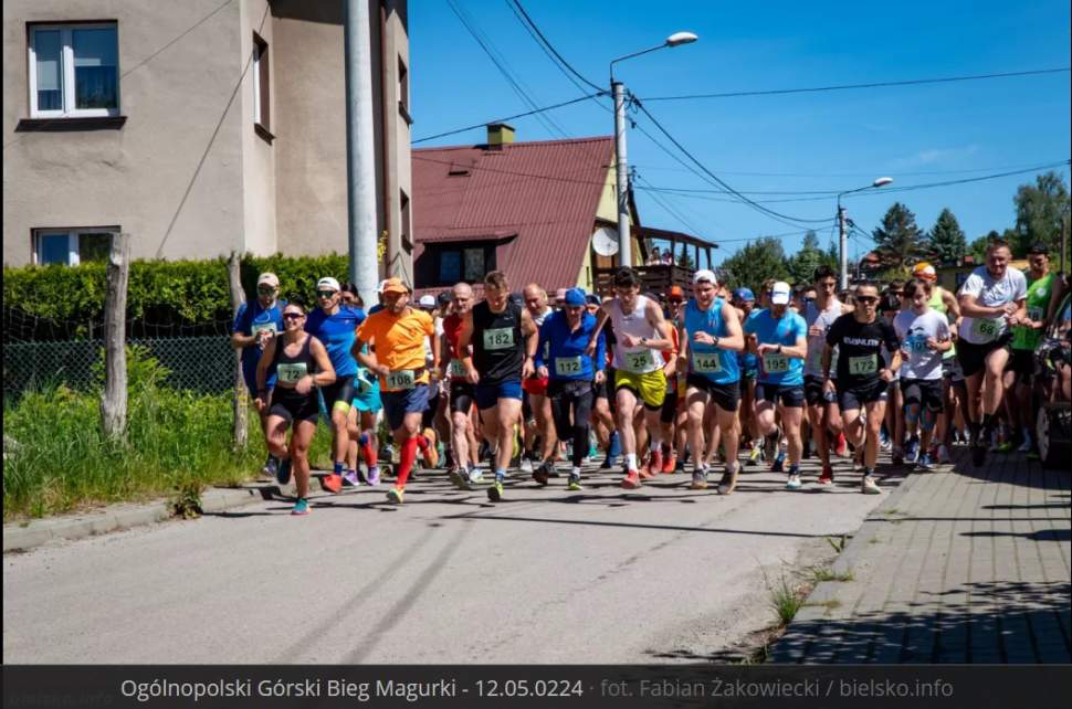 Magda Kobielusz (z lewej nr 72) na starcie biegu głównego (foto: beskidy.info)