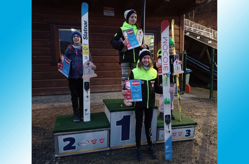 Oliwia Bury (1 miejsce) i Wiktoria Kubas (3 miejsce) na podium zawodów