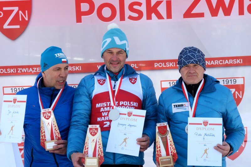 Na podium Mistrz Polski Grzegorz Legierski (w środku), wicemistrz Polski Jan Łacek (z lewej) i brązowy medalista Piotr Michałek (z prawej) - foto: teamnabiegowkach