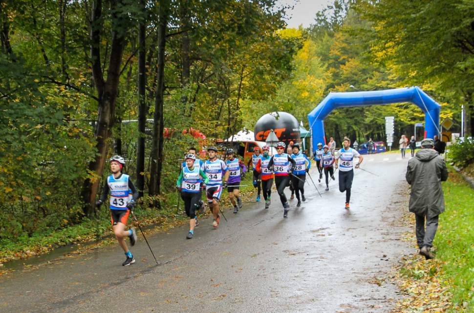 Start zawodów w Ustroniu - na czele Wojciech Wojtyła (nr 43) i Marcelina Wojtyła (39)