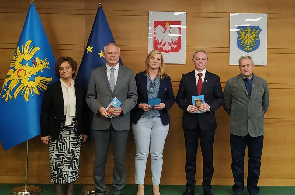 od lewej: Janina Żagan - Wicestarosta Powiatu Cieszyńskiego, Jarosław Hulawy, Danuta Haratyk-Woźniczka, Ryszard Macura i Tadeusz Glos - Przewodniczący PSZS w Cieszynie