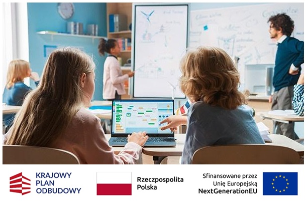 Zdjęcie promujące wykorzystanie nowoczesnych technologii w edukacji. Przedstawia uczniów korzystających z laptopów podczas lekcji w nowoczesnej sali lekcyjnej. W tle nauczyciel prowadzący zajęcia przy tablicy. W dolnej części znajdują się logotypy Krajowe